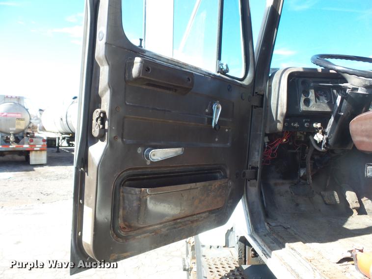 image for item L4590 1989 International F2554 flatbed truck