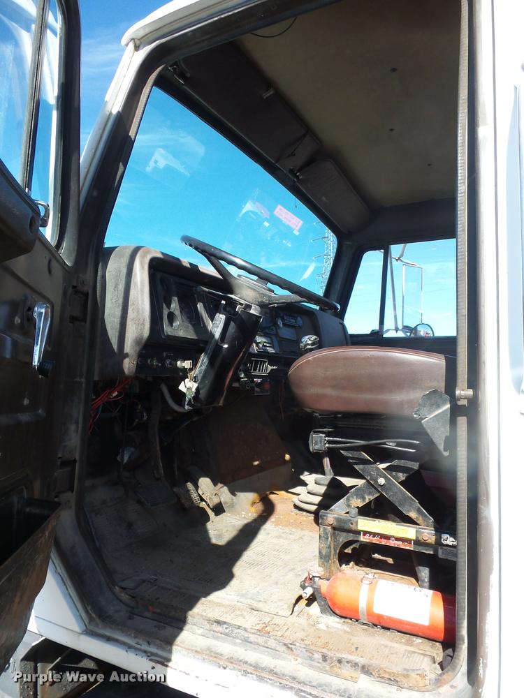 image for item L4590 1989 International F2554 flatbed truck