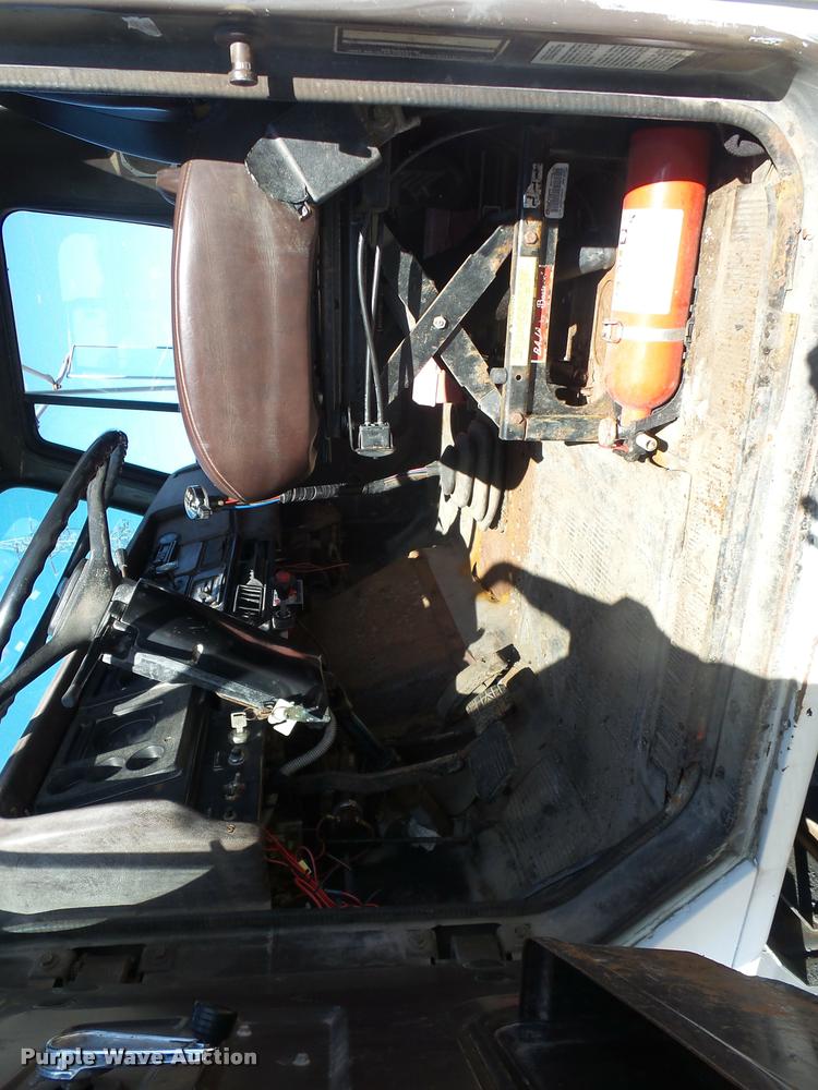 image for item L4590 1989 International F2554 flatbed truck