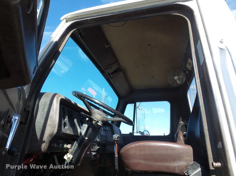 image for item L4590 1989 International F2554 flatbed truck