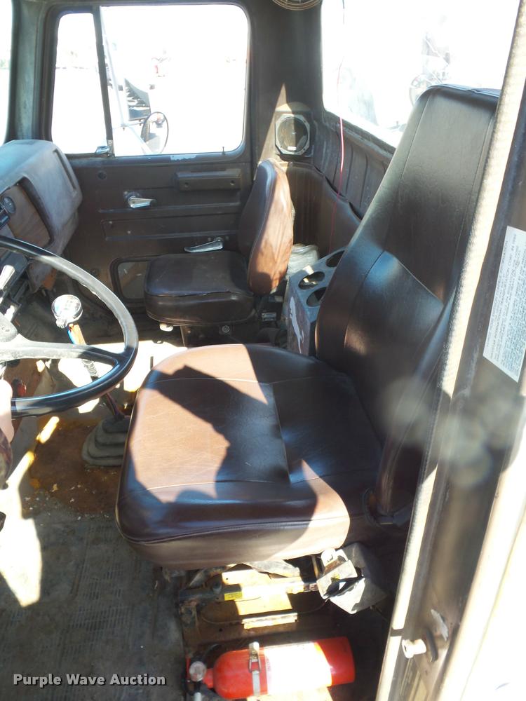 image for item L4590 1989 International F2554 flatbed truck