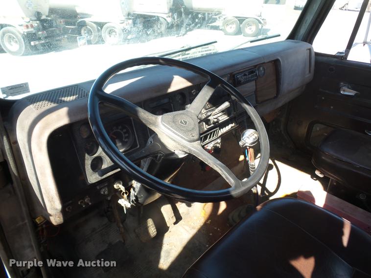 image for item L4590 1989 International F2554 flatbed truck