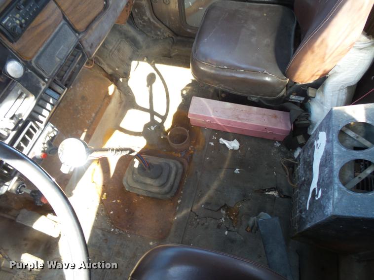 image for item L4590 1989 International F2554 flatbed truck