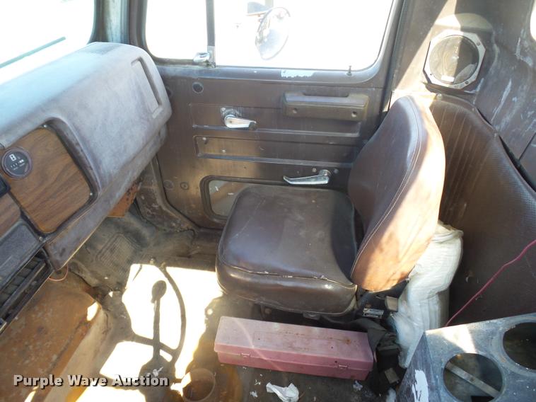 image for item L4590 1989 International F2554 flatbed truck