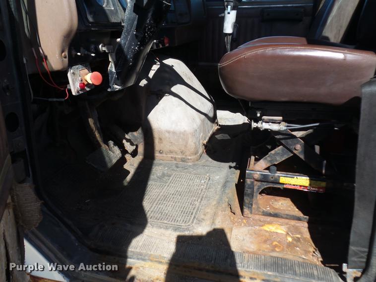 image for item L4591 1979 International flatbed truck