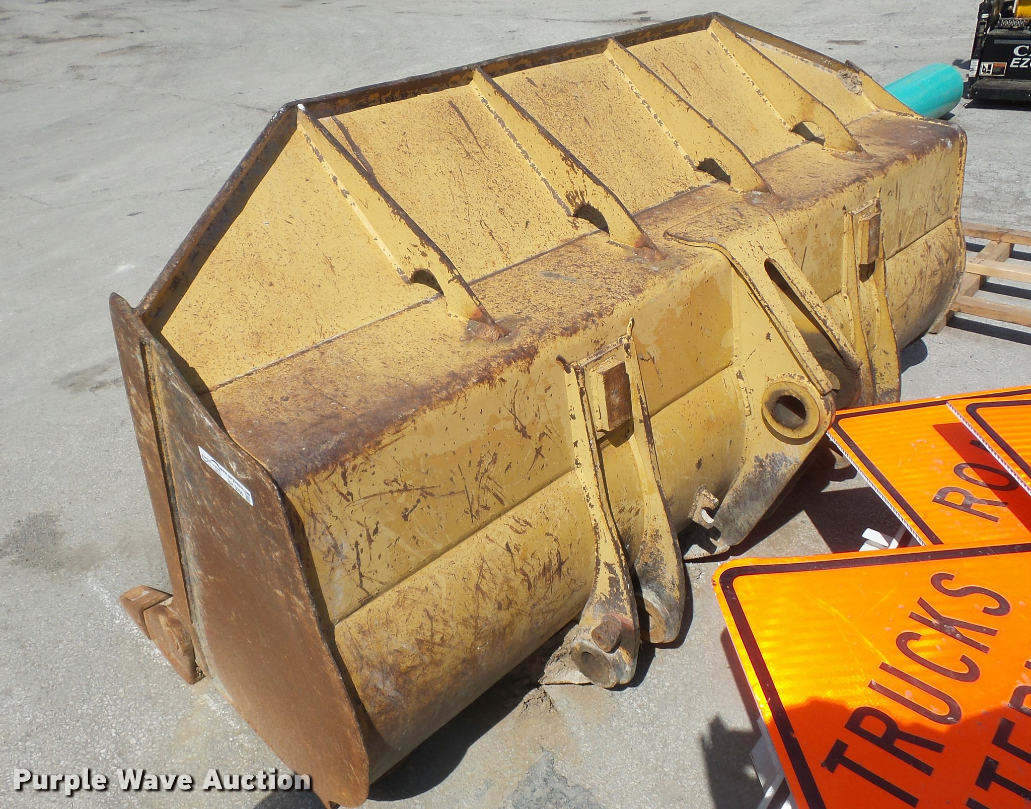 Caterpillar 953C loader bucket in Sugar Creek, MO Item BH9290 sold