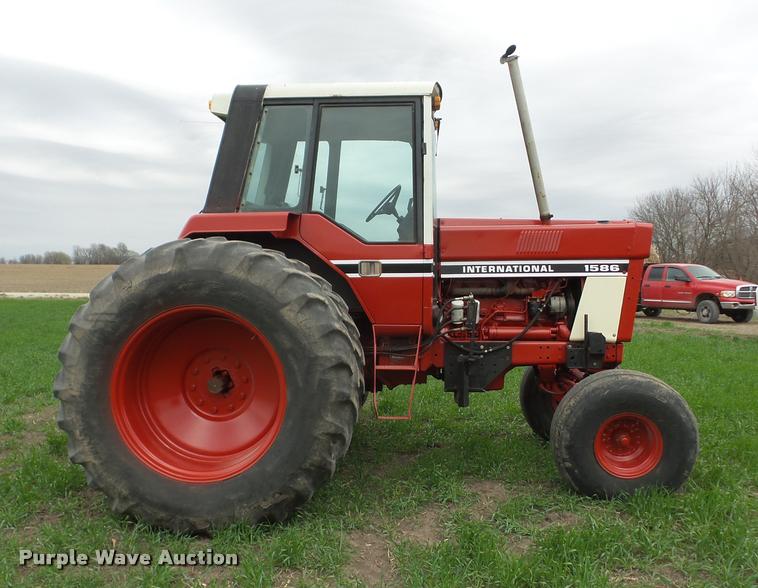 image for item AG9008 International 1586 tractor
