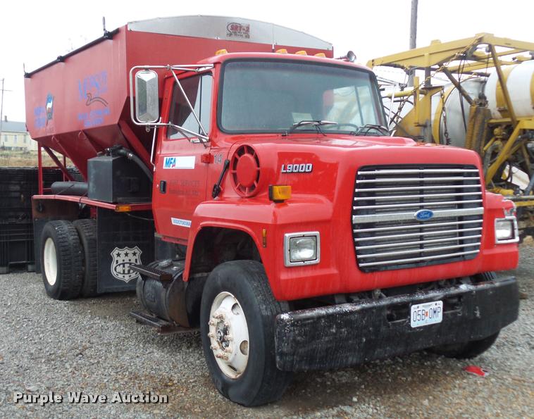 image for item BH9268 1995 Ford L9000 seed tender truck