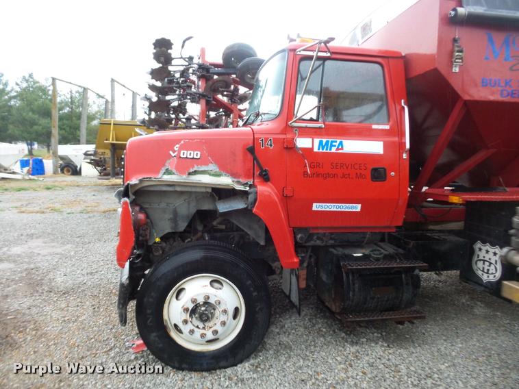 image for item BH9268 1995 Ford L9000 seed tender truck