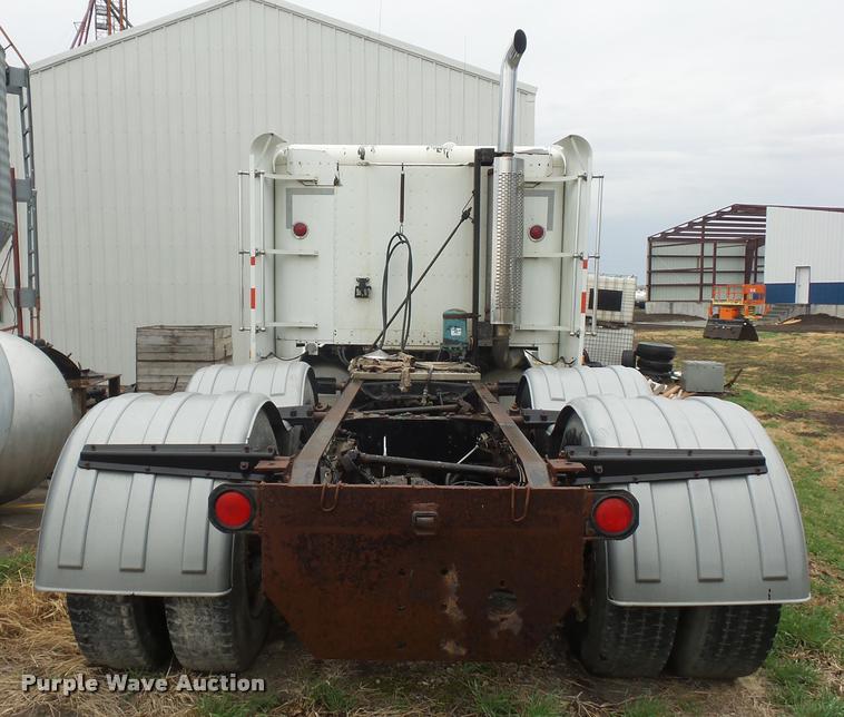 image for item BH9270 1993 Freightliner FLD semi truck