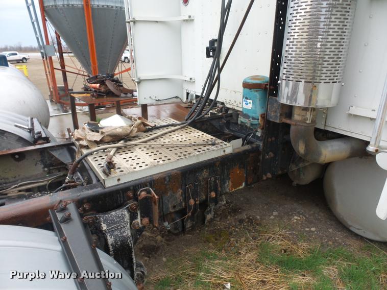 image for item BH9270 1993 Freightliner FLD semi truck