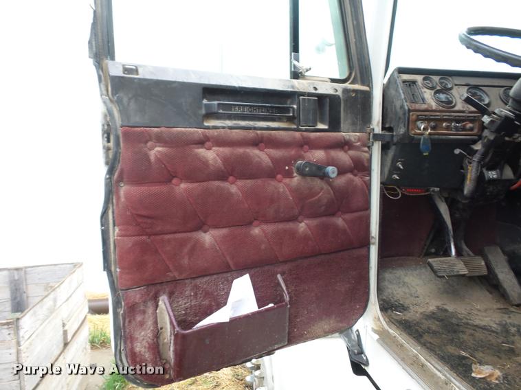 image for item BH9270 1993 Freightliner FLD semi truck