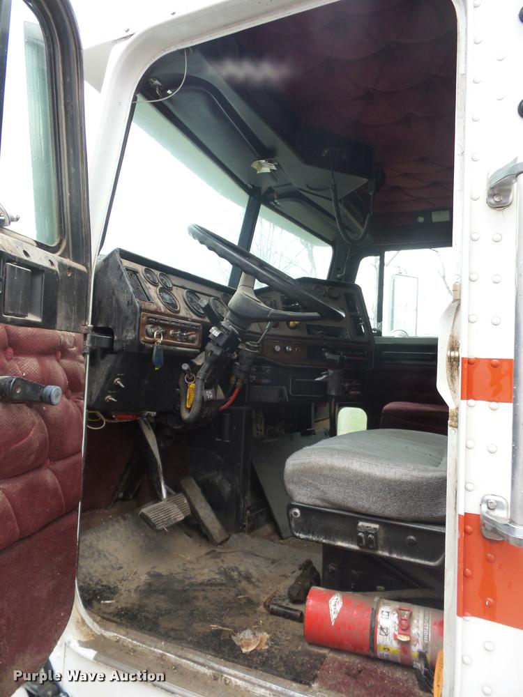 image for item BH9270 1993 Freightliner FLD semi truck