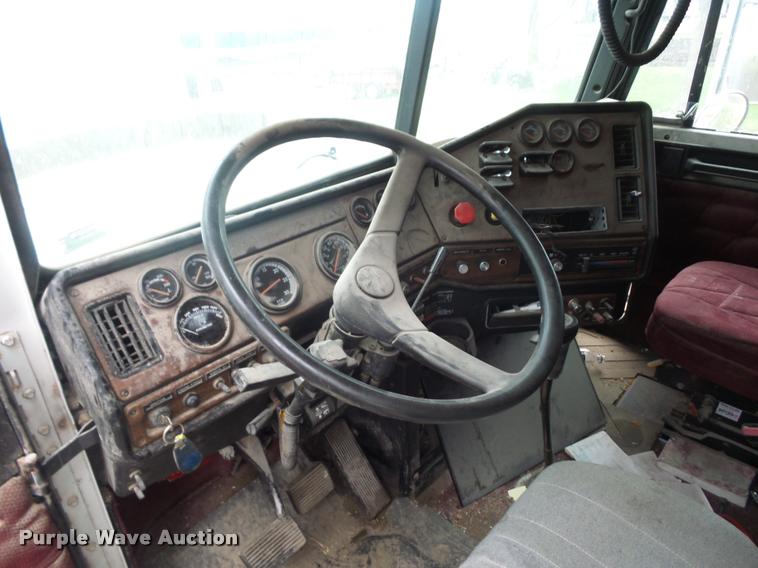image for item BH9270 1993 Freightliner FLD semi truck