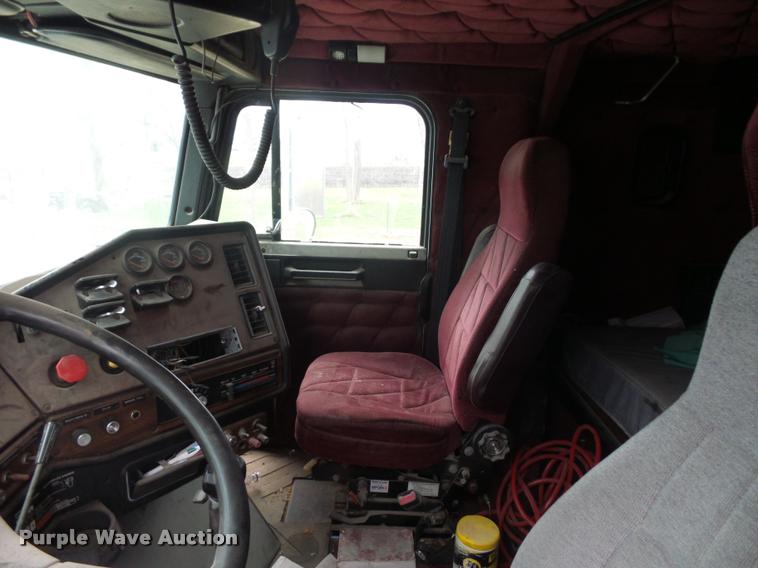 image for item BH9270 1993 Freightliner FLD semi truck