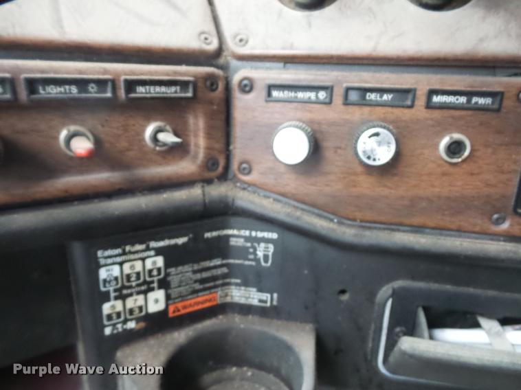 image for item BH9270 1993 Freightliner FLD semi truck