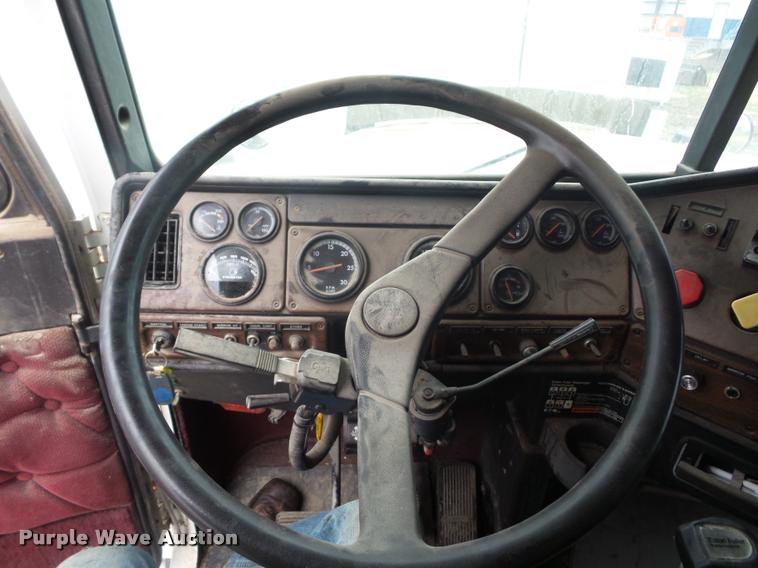 image for item BH9270 1993 Freightliner FLD semi truck