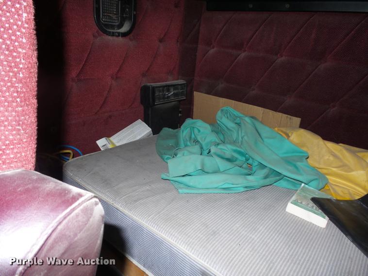 image for item BH9270 1993 Freightliner FLD semi truck