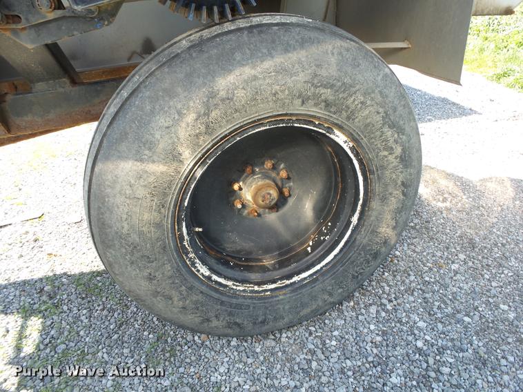 image for item DA2607 Doyle stainless steel fertilizer spreader