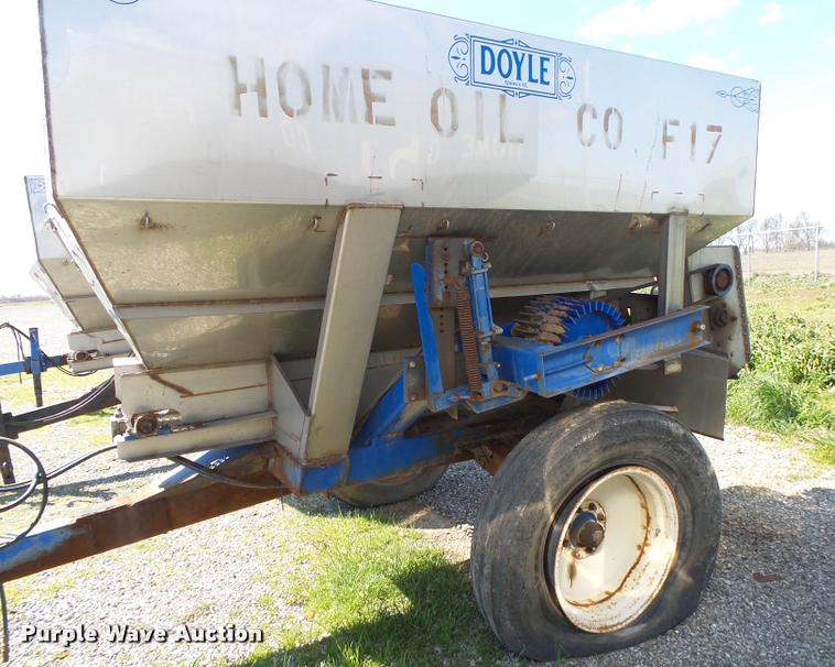 image for item DA2608 Doyle stainless steel fertilizer spreader
