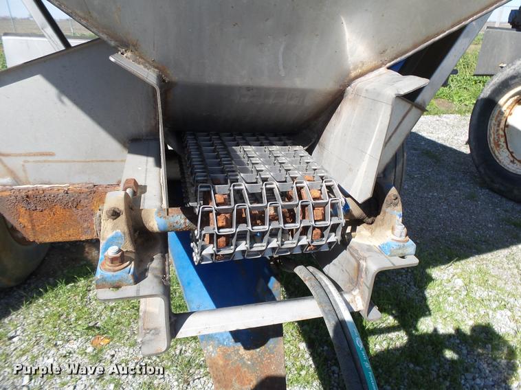 image for item DA2608 Doyle stainless steel fertilizer spreader