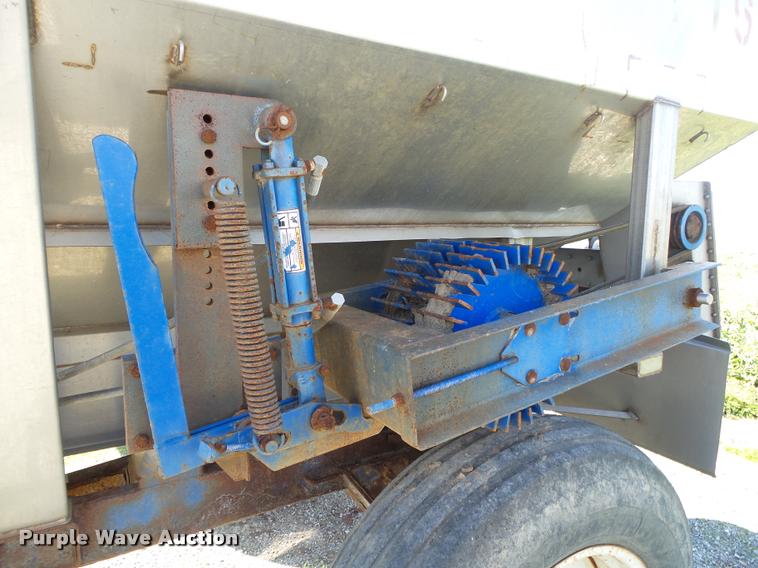 image for item DA2609 Doyle stainless steel fertilizer spreader