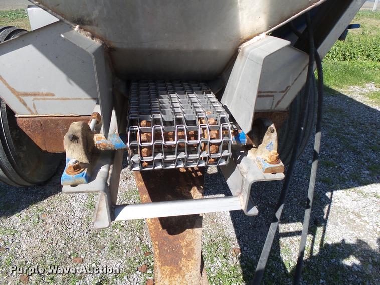 image for item DA2609 Doyle stainless steel fertilizer spreader