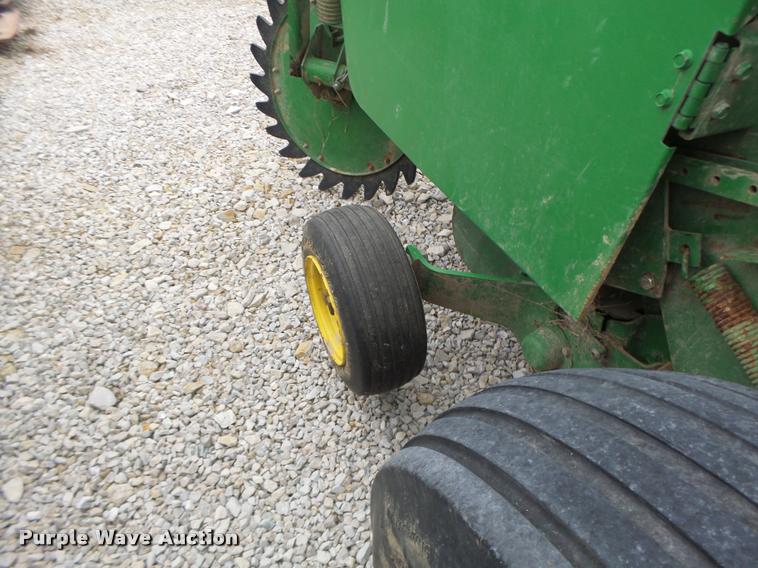 image for item DA3398 1995 John Deere 435 round baler