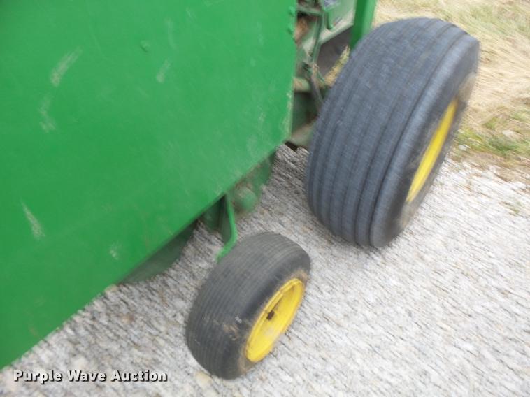 image for item DA3398 1995 John Deere 435 round baler