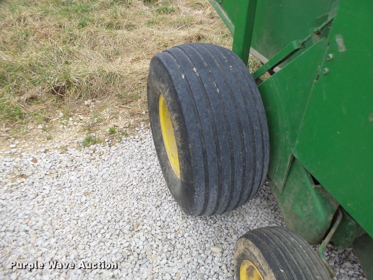 image for item DA3398 1995 John Deere 435 round baler
