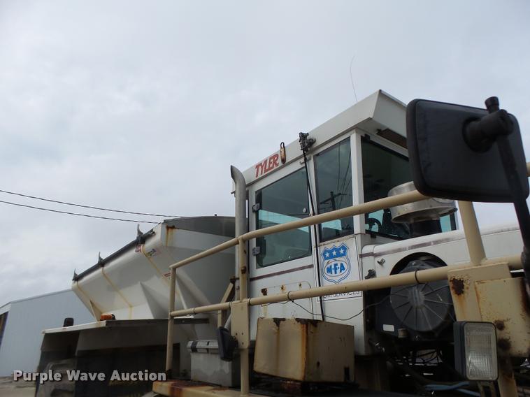 image for item DA3424 Tyler 4330 self-propelled applicator