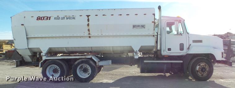 image for item DA5220 1995 Mack CH613 feed truck