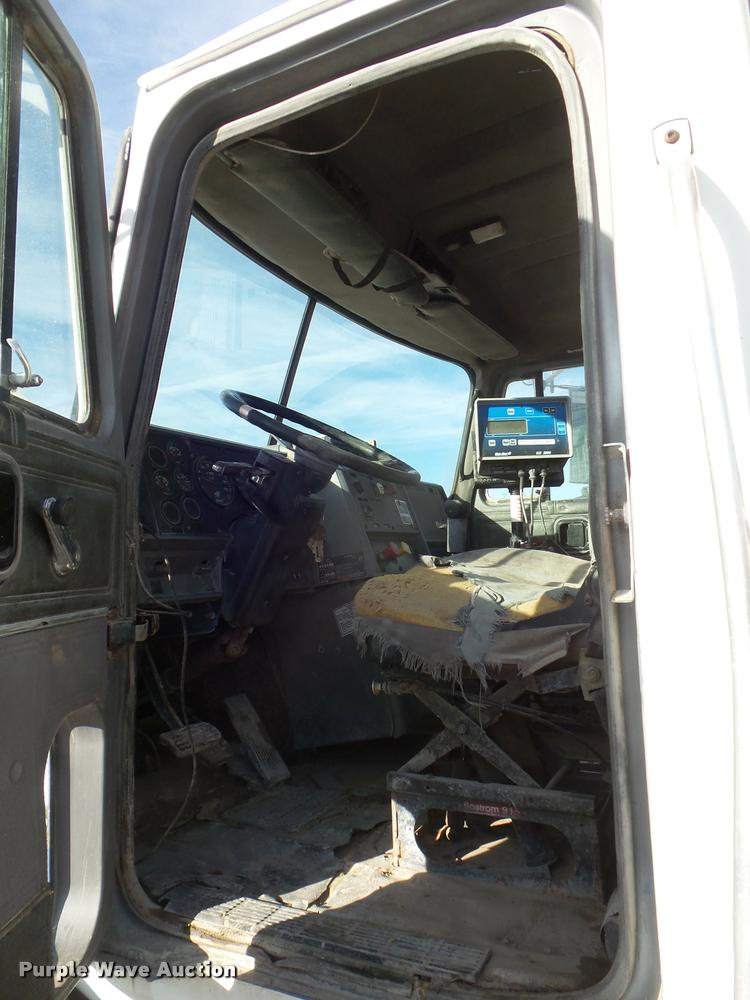 image for item DA5220 1995 Mack CH613 feed truck