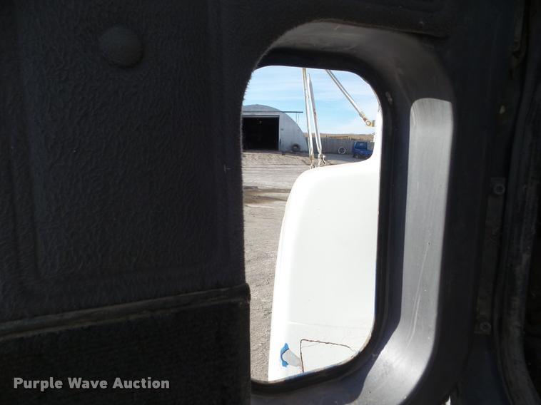 image for item DA5220 1995 Mack CH613 feed truck