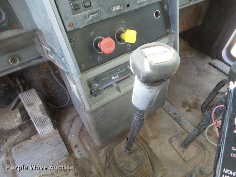 image for item DA5220 1995 Mack CH613 feed truck