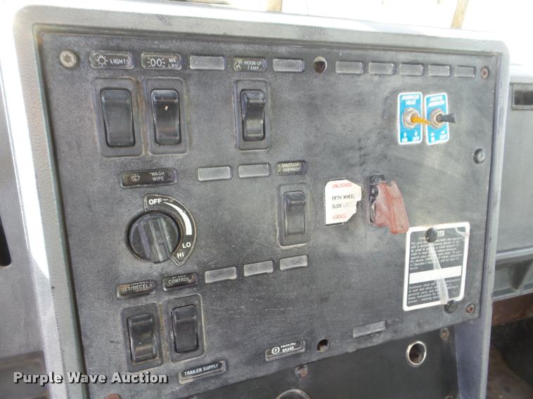 image for item DA5220 1995 Mack CH613 feed truck