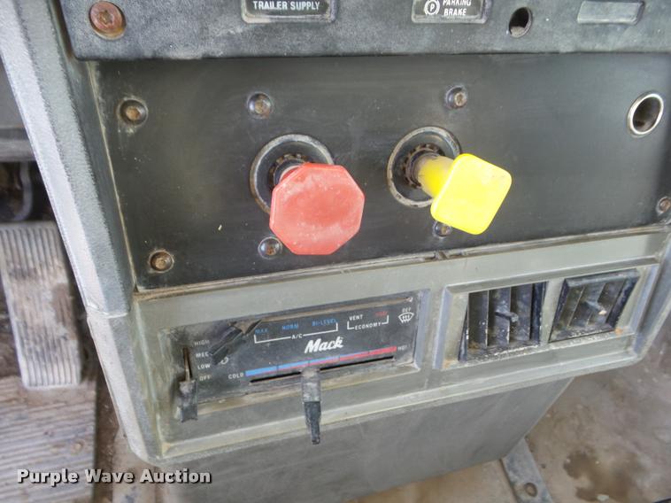 image for item DA5220 1995 Mack CH613 feed truck