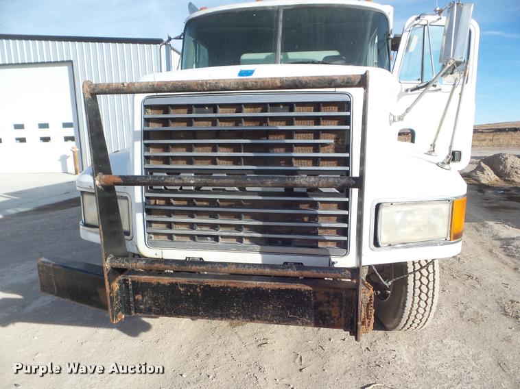 image for item DA5220 1995 Mack CH613 feed truck