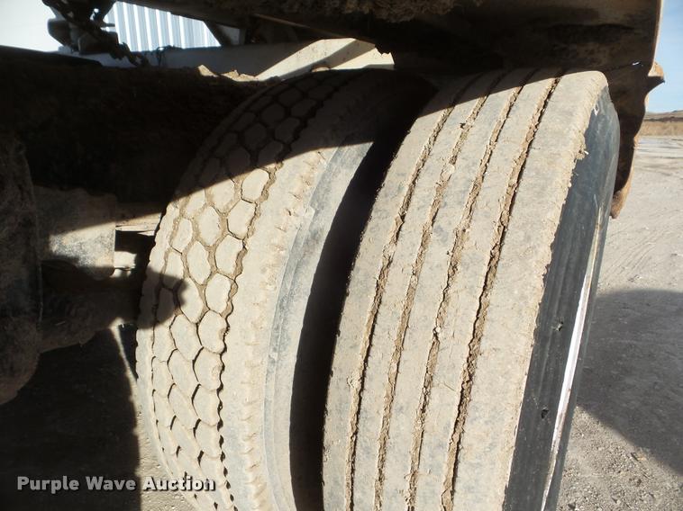 image for item DA5220 1995 Mack CH613 feed truck