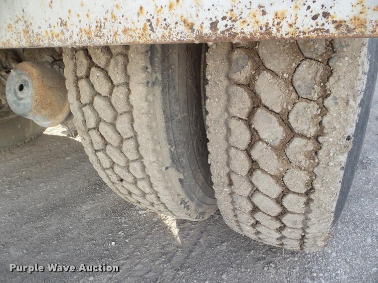 image for item DA5220 1995 Mack CH613 feed truck