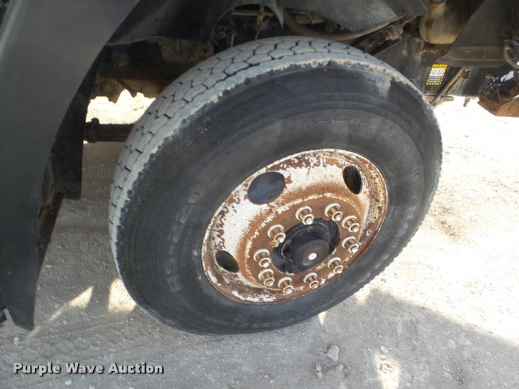 image for item DA5220 1995 Mack CH613 feed truck