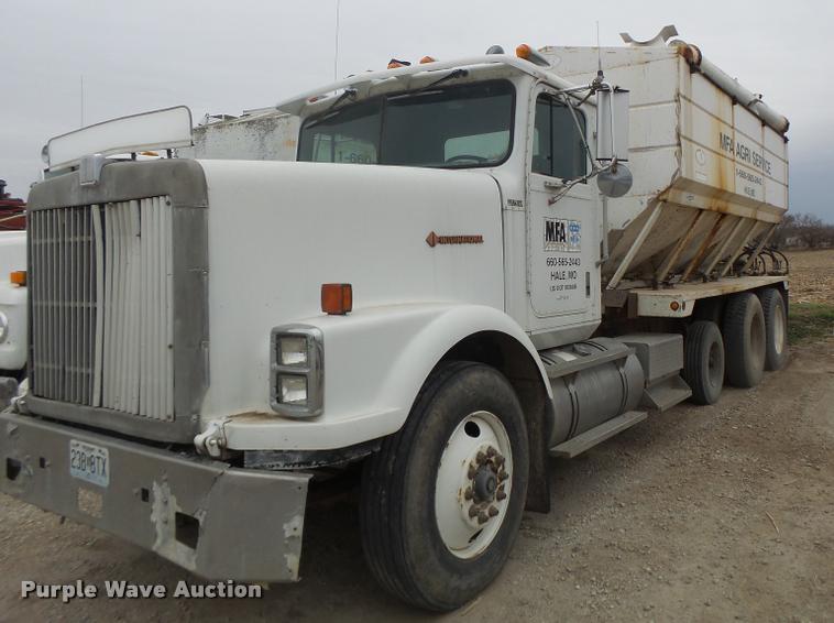 image for item DA9440 1991 International 9300 seed tender truck