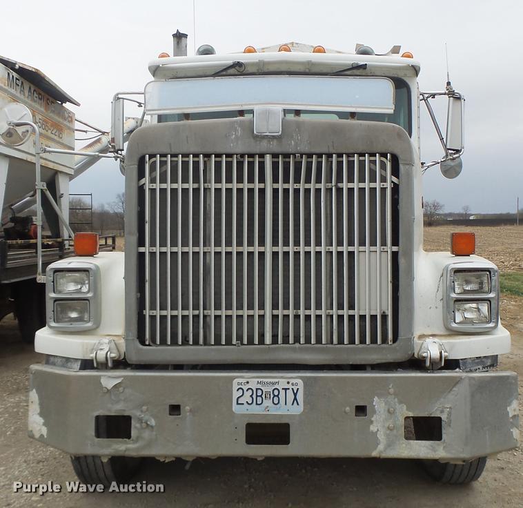 image for item DA9440 1991 International 9300 seed tender truck