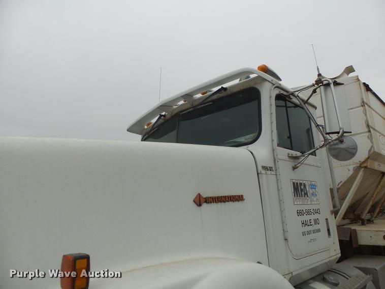 image for item DA9440 1991 International 9300 seed tender truck