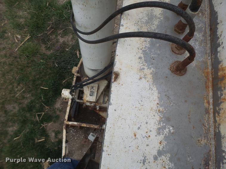 image for item DA9440 1991 International 9300 seed tender truck