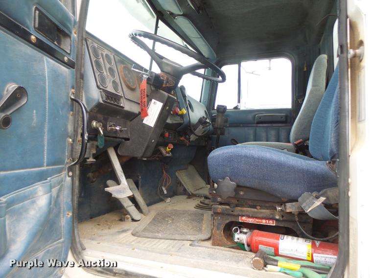 image for item DA9440 1991 International 9300 seed tender truck