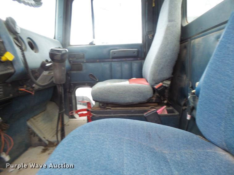 image for item DA9440 1991 International 9300 seed tender truck