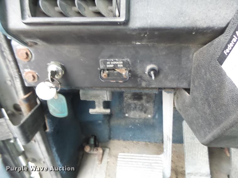 image for item DA9440 1991 International 9300 seed tender truck