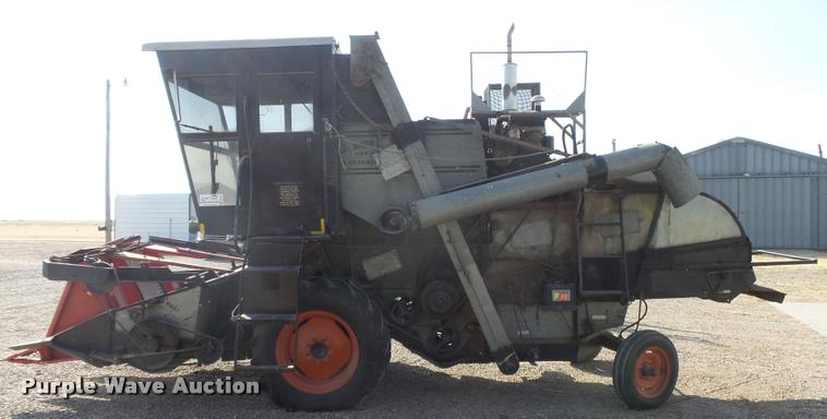 image for item DB1977 Gleaner E combine