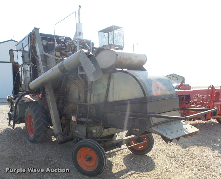 image for item DB1977 Gleaner E combine